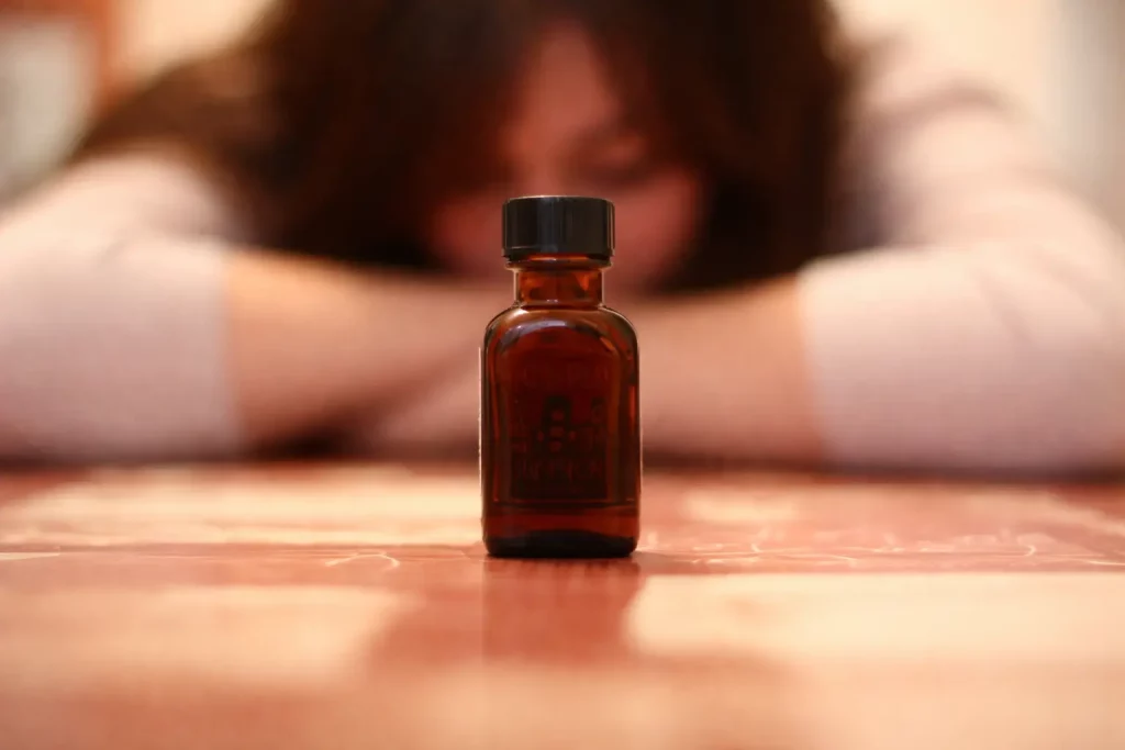 Exemple de flacon de poppers utilisé dans un environnement sécurisé, posé sur une surface stable pour une utilisation maîtrisée.